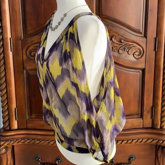 Charlotte Russe printed cold shoulder top- size XS - Picture 4 of 8